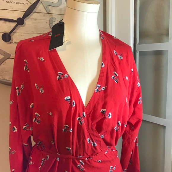 NWT Levi’s red floral viscose wrap top - Picture 4 of 16